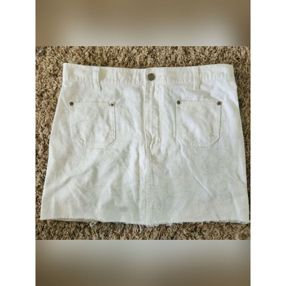Bill Blass White Mini Skirt w subtle gray floral print & Front Patch Pockets